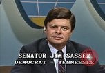 Standbild Senator Jim Sasser und Arnold Raphel L Washington DC USA, 1985, aus Sekunde 12 historischem Filmmaterial Videoclip 65675022336