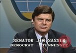 Standbild Senator Jim Sasser und Arnold Raphel L Washington DC USA, 1985, aus Sekunde 13 historischem Filmmaterial Videoclip 65675022336