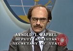 Standbild Senator Jim Sasser und Arnold Raphel L Washington DC USA, 1985, aus Sekunde 29 historischem Filmmaterial Videoclip 65675022336