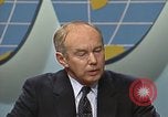 Standbild Senator Jim Sasser und Arnold Raphel L Washington DC USA, 1985, aus Sekunde 39 historischem Filmmaterial Videoclip 65675022336