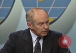 Standbild Senator Jim Sasser und Arnold Raphel L Washington DC USA, 1985, aus Sekunde 51 historischem Filmmaterial Videoclip 65675022336