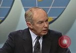 Standbild Senator Jim Sasser und Arnold Raphel L Washington DC USA, 1985, aus Sekunde 53 historischem Filmmaterial Videoclip 65675022336