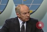 Standbild Senator Jim Sasser und Arnold Raphel L Washington DC USA, 1985, aus Sekunde 54 historischem Filmmaterial Videoclip 65675022336
