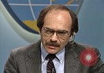 Standbild Senator Jim Sasser und Arnold Raphel L Washington DC USA, 1985, aus Sekunde 34 historischem Filmmaterial Videoclip 65675022337