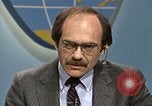 Standbild Senator Jim Sasser und Arnold Raphel L Washington DC USA, 1985, aus Sekunde 44 historischem Filmmaterial Videoclip 65675022337