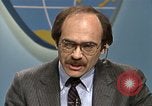 Standbild Senator Jim Sasser und Arnold Raphel L Washington DC USA, 1985, aus Sekunde 58 historischem Filmmaterial Videoclip 65675022337