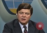 Standbild Senator Jim Sasser und Arnold Raphel L Washington DC USA, 1985, aus Sekunde 59 historischem Filmmaterial Videoclip 65675022338