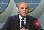 Standbild Senator Jim Sasser und Arnold Raphel L Washington DC USA, 1985, aus Sekunde 1 historischem Filmmaterial Videoclip 65675022339