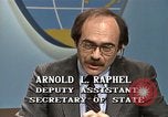 Standbild Senator Jim Sasser und Arnold Raphel L Washington DC USA, 1985, aus Sekunde 50 historischem Filmmaterial Videoclip 65675022339