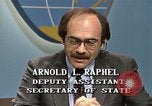 Standbild Senator Jim Sasser und Arnold Raphel L Washington DC USA, 1985, aus Sekunde 51 historischem Filmmaterial Videoclip 65675022339