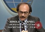 Standbild Senator Jim Sasser und Arnold Raphel L Washington DC USA, 1985, aus Sekunde 52 historischem Filmmaterial Videoclip 65675022339