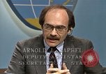 Standbild Senator Jim Sasser und Arnold Raphel L Washington DC USA, 1985, aus Sekunde 53 historischem Filmmaterial Videoclip 65675022339