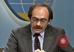 Standbild Senator Jim Sasser und Arnold Raphel L Washington DC USA, 1985, aus Sekunde 58 historischem Filmmaterial Videoclip 65675022339