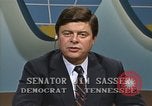 Standbild Senator Jim Sasser und Arnold L Raphel auf afghanischem Widerstand Washington DC USA, 1985, aus Sekunde 48 historischem Filmmaterial Videoclip 65675022344