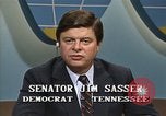 Standbild Senator Jim Sasser und Arnold L Raphel auf afghanischem Widerstand Washington DC USA, 1985, aus Sekunde 49 historischem Filmmaterial Videoclip 65675022344