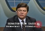 Standbild Senator Jim Sasser und Arnold L Raphel auf afghanischem Widerstand Washington DC USA, 1985, aus Sekunde 50 historischem Filmmaterial Videoclip 65675022344
