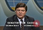 Standbild Senator Jim Sasser und Arnold L Raphel auf afghanischem Widerstand Washington DC USA, 1985, aus Sekunde 51 historischem Filmmaterial Videoclip 65675022344