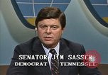 Standbild Senator Jim Sasser und Arnold L Raphel auf afghanischem Widerstand Washington DC USA, 1985, aus Sekunde 52 historischem Filmmaterial Videoclip 65675022344