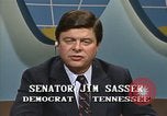 Standbild Senator Jim Sasser und Arnold L Raphel auf afghanischem Widerstand Washington DC USA, 1985, aus Sekunde 53 historischem Filmmaterial Videoclip 65675022344