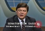 Standbild Senator Jim Sasser und Arnold L Raphel auf afghanischem Widerstand Washington DC USA, 1985, aus Sekunde 54 historischem Filmmaterial Videoclip 65675022344