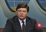 Standbild Senator Jim Sasser und Arnold L Raphel auf afghanischem Widerstand Washington DC USA, 1985, aus Sekunde 55 historischem Filmmaterial Videoclip 65675022344
