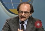 Standbild Senator Jim Sasser und Arnold L Raphel Afghanistan Interview Washington DC USA, 1985, aus Sekunde 26 historischem Filmmaterial Videoclip 65675022345