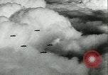 Immagine di seconda guerra mondiale aerei essendo memorizzati e recuperati Tucson Arizona USA, 1947, secondo 3 filmato di repertorio 65675022355