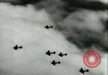 Immagine di seconda guerra mondiale aerei essendo memorizzati e recuperati Tucson Arizona USA, 1947, secondo 10 filmato di repertorio 65675022355