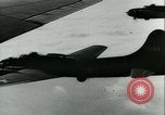 Immagine di seconda guerra mondiale aerei essendo memorizzati e recuperati Tucson Arizona USA, 1947, secondo 14 filmato di repertorio 65675022355