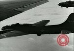 Immagine di seconda guerra mondiale aerei essendo memorizzati e recuperati Tucson Arizona USA, 1947, secondo 15 filmato di repertorio 65675022355