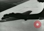 Immagine di seconda guerra mondiale aerei essendo memorizzati e recuperati Tucson Arizona USA, 1947, secondo 16 filmato di repertorio 65675022355