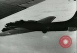 Immagine di seconda guerra mondiale aerei essendo memorizzati e recuperati Tucson Arizona USA, 1947, secondo 17 filmato di repertorio 65675022355