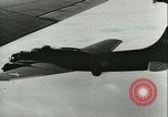 Immagine di seconda guerra mondiale aerei essendo memorizzati e recuperati Tucson Arizona USA, 1947, secondo 18 filmato di repertorio 65675022355