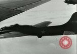 Immagine di seconda guerra mondiale aerei essendo memorizzati e recuperati Tucson Arizona USA, 1947, secondo 19 filmato di repertorio 65675022355