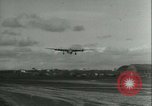 Immagine di seconda guerra mondiale aerei essendo memorizzati e recuperati Tucson Arizona USA, 1947, secondo 21 filmato di repertorio 65675022355