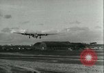 Immagine di seconda guerra mondiale aerei essendo memorizzati e recuperati Tucson Arizona USA, 1947, secondo 23 filmato di repertorio 65675022355