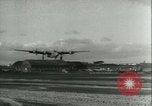 Immagine di seconda guerra mondiale aerei essendo memorizzati e recuperati Tucson Arizona USA, 1947, secondo 24 filmato di repertorio 65675022355