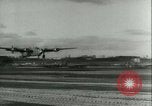 Immagine di seconda guerra mondiale aerei essendo memorizzati e recuperati Tucson Arizona USA, 1947, secondo 25 filmato di repertorio 65675022355