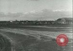 Immagine di seconda guerra mondiale aerei essendo memorizzati e recuperati Tucson Arizona USA, 1947, secondo 28 filmato di repertorio 65675022355