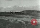 Immagine di seconda guerra mondiale aerei essendo memorizzati e recuperati Tucson Arizona USA, 1947, secondo 30 filmato di repertorio 65675022355