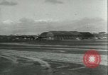Immagine di seconda guerra mondiale aerei essendo memorizzati e recuperati Tucson Arizona USA, 1947, secondo 31 filmato di repertorio 65675022355