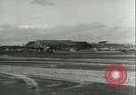 Immagine di seconda guerra mondiale aerei essendo memorizzati e recuperati Tucson Arizona USA, 1947, secondo 32 filmato di repertorio 65675022355