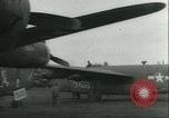 Immagine di seconda guerra mondiale aerei essendo memorizzati e recuperati Tucson Arizona USA, 1947, secondo 36 filmato di repertorio 65675022355