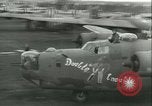 Immagine di seconda guerra mondiale aerei essendo memorizzati e recuperati Tucson Arizona USA, 1947, secondo 41 filmato di repertorio 65675022355