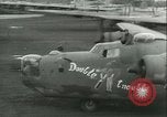 Immagine di seconda guerra mondiale aerei essendo memorizzati e recuperati Tucson Arizona USA, 1947, secondo 42 filmato di repertorio 65675022355