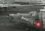 Immagine di seconda guerra mondiale aerei essendo memorizzati e recuperati Tucson Arizona USA, 1947, secondo 43 filmato di repertorio 65675022355