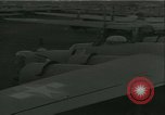 Immagine di seconda guerra mondiale aerei essendo memorizzati e recuperati Tucson Arizona USA, 1947, secondo 46 filmato di repertorio 65675022355