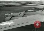 Immagine di seconda guerra mondiale aerei essendo memorizzati e recuperati Tucson Arizona USA, 1947, secondo 47 filmato di repertorio 65675022355