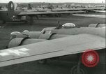 Immagine di seconda guerra mondiale aerei essendo memorizzati e recuperati Tucson Arizona USA, 1947, secondo 48 filmato di repertorio 65675022355