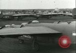 Immagine di seconda guerra mondiale aerei essendo memorizzati e recuperati Tucson Arizona USA, 1947, secondo 54 filmato di repertorio 65675022355